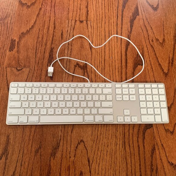 Apple Wired Keyboard USB Model A1243 | Numeric Keyboard | TESTED WORKING - Picture 1 of 5